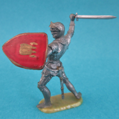 8931 4 Chevalier en armure attaquant avec épée et bouclier (ou hache à manche long - II b).